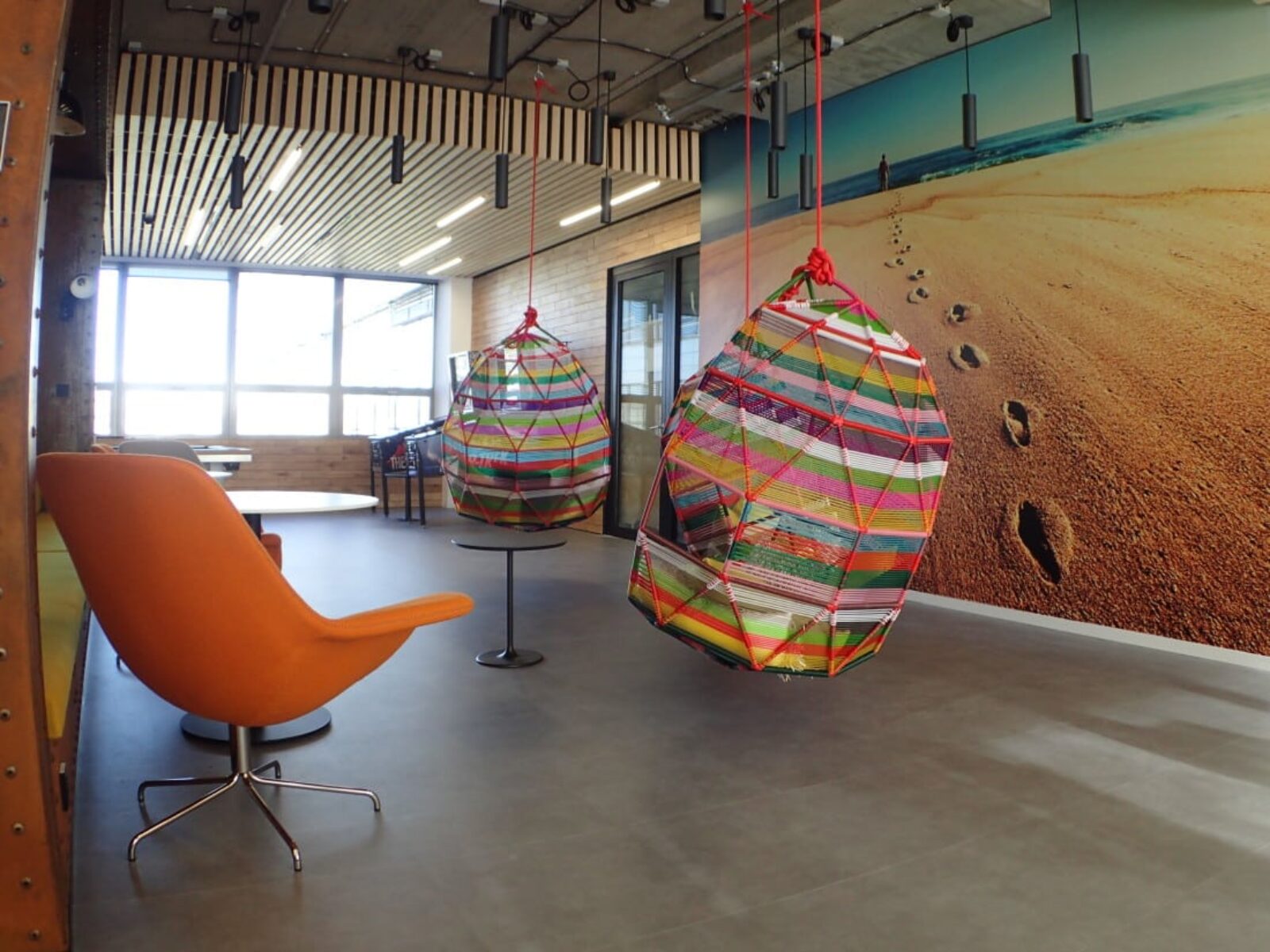 Práce ve stoje, houpací sítě, ale i&nbsp;vlastní salátové záhony. Novodobý design kanceláří cílí hlavně na spokojenost zaměstnanců